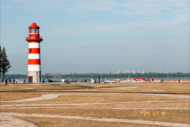 早上的鱼嘴没有什么人，灯塔的颜色依旧很鲜艳